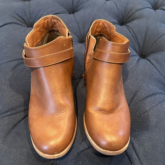 Girls ankle boots. Brown. Size 5. - Picture 3 of 7